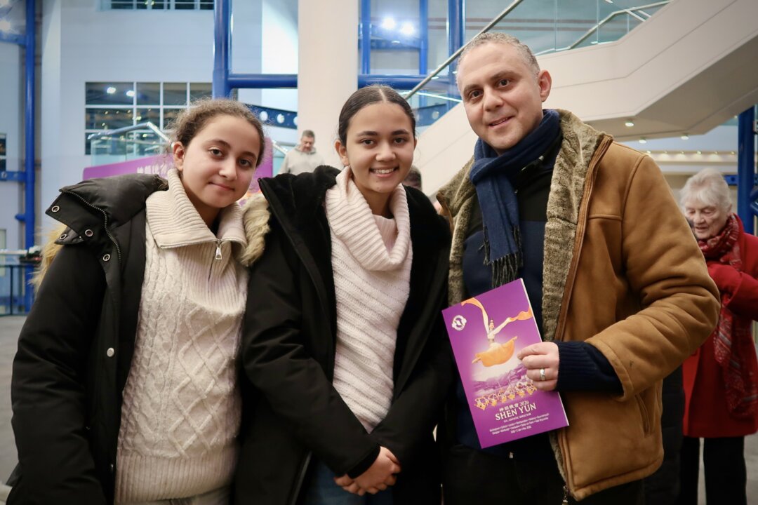Dr. Sherif Latif and his daughters attended Shen Yun Performing Arts at The ICC Birmingham-Hall 1 on Jan. 3., 2026. (Zhan Na/The Epoch Times)