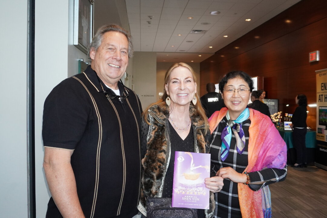 Dave and Robin Spinelli with a friend at the Shen Yun Performing Arts performance at The Long Center for the Performing Arts on Jan. 4, 2026. (Sonia Wu)