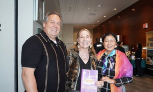 Austin Theatergoer Is Fascinated by Shen Yun