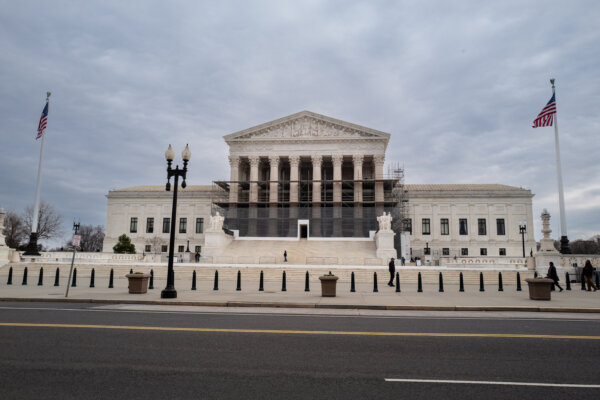 Supreme Court to Consider Government Request to Revive Removal Order Against Chinese National Convicted of Crime