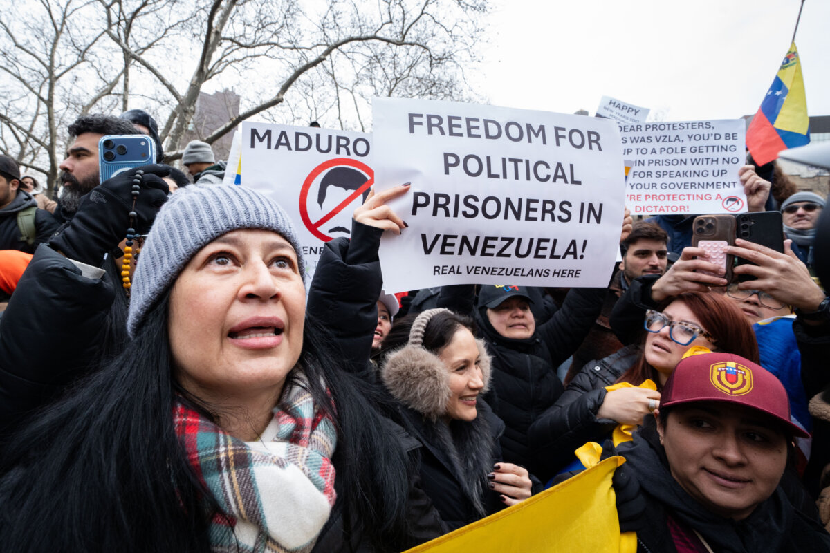 People gather to celebrate the capture of Venezuelan leader Nicolás Maduro, outside the courthouse where he is expected to appear before a federal judge in New York City, on Jan. 5, 2026. (Samira Bouaou/The Epoch Times)