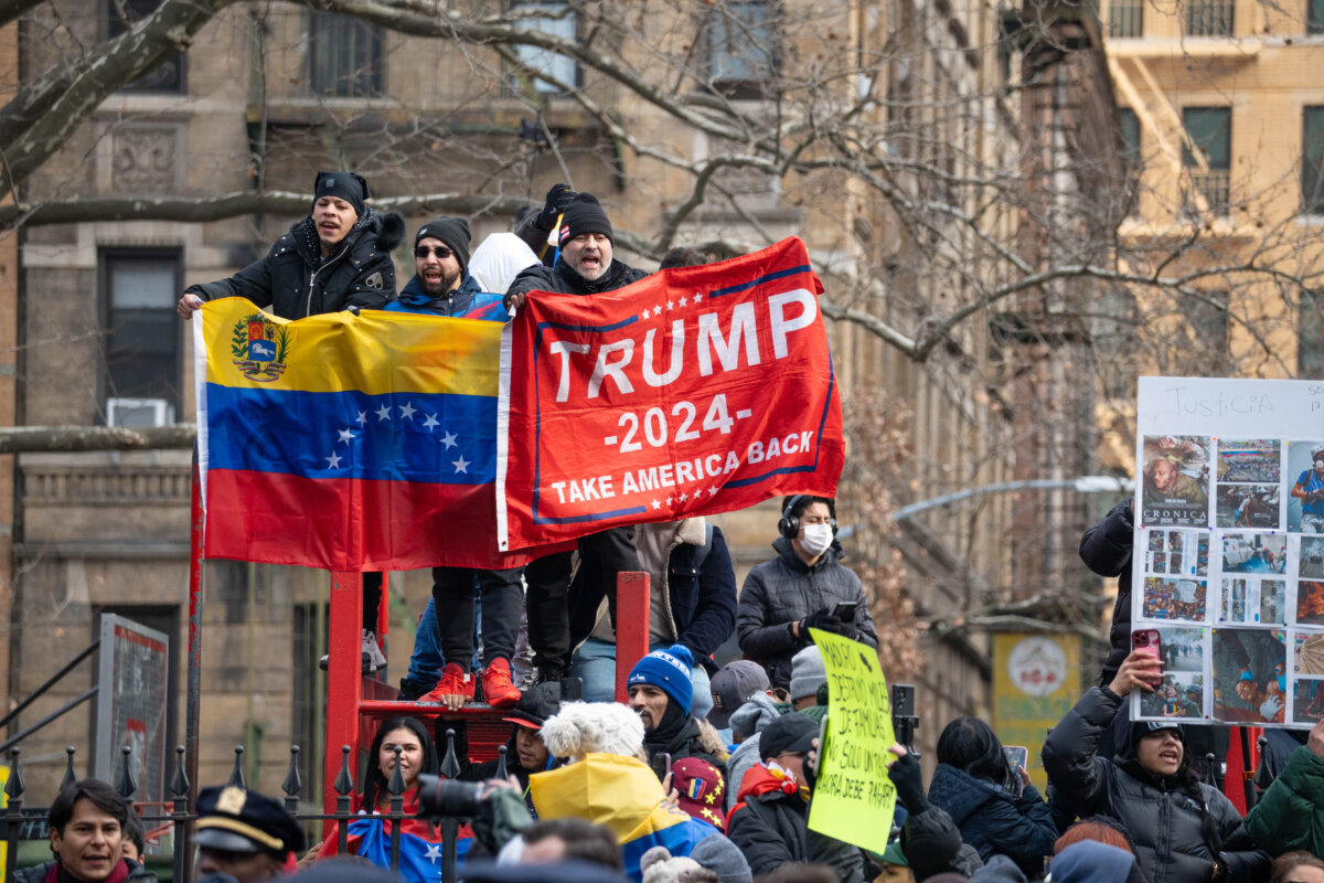 People gather to celebrate the capture of Venezuelan leader Nicolás Maduro outside the Federal District Court in Lower Manhattan, where Maduro is expected to appear before a federal judge, in New York City on Jan. 5, 2026.(Samira Bouaou/The Epoch Times)