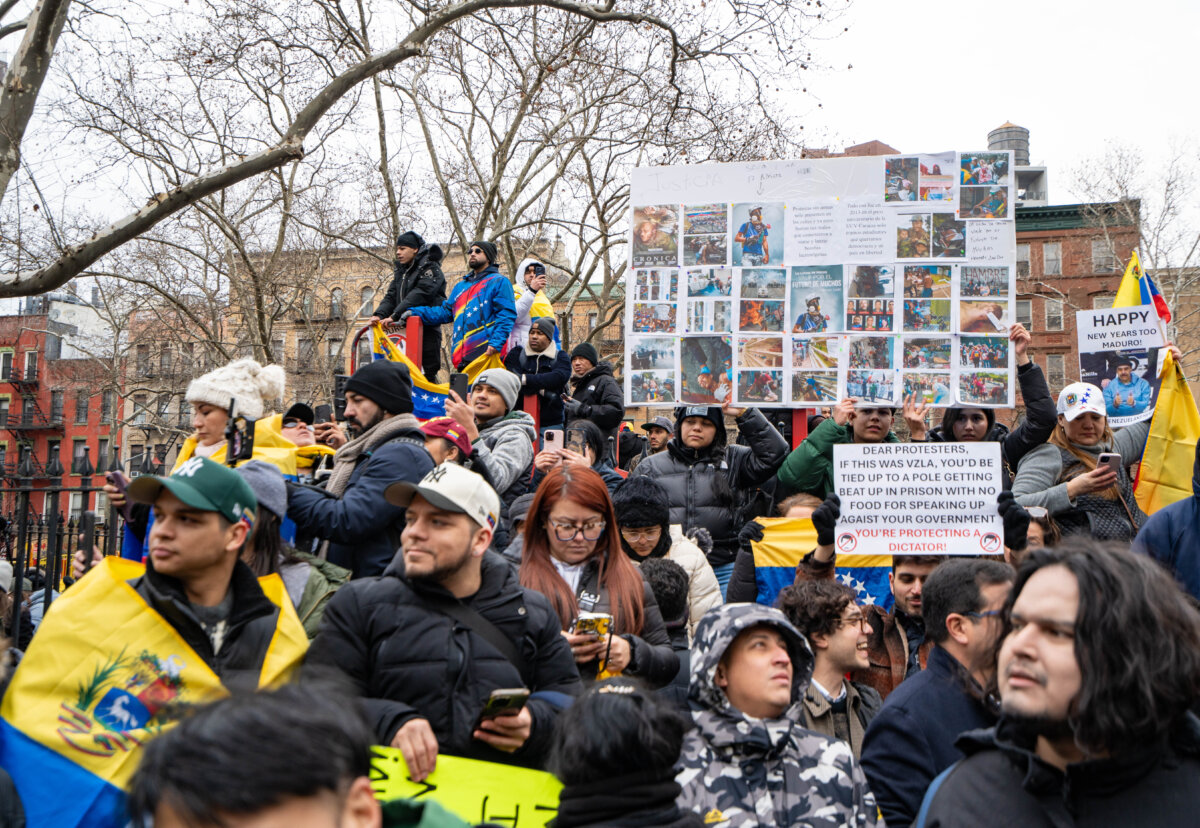 People gather to celebrate the capture of Venezuela leader Nicolás Maduro, outside the Federal District Court in Lower Manhattan where he is expected to appear before a federal judge in New York City, on Jan. 5, 2026. (Samira Bouaou/The Epoch Times)