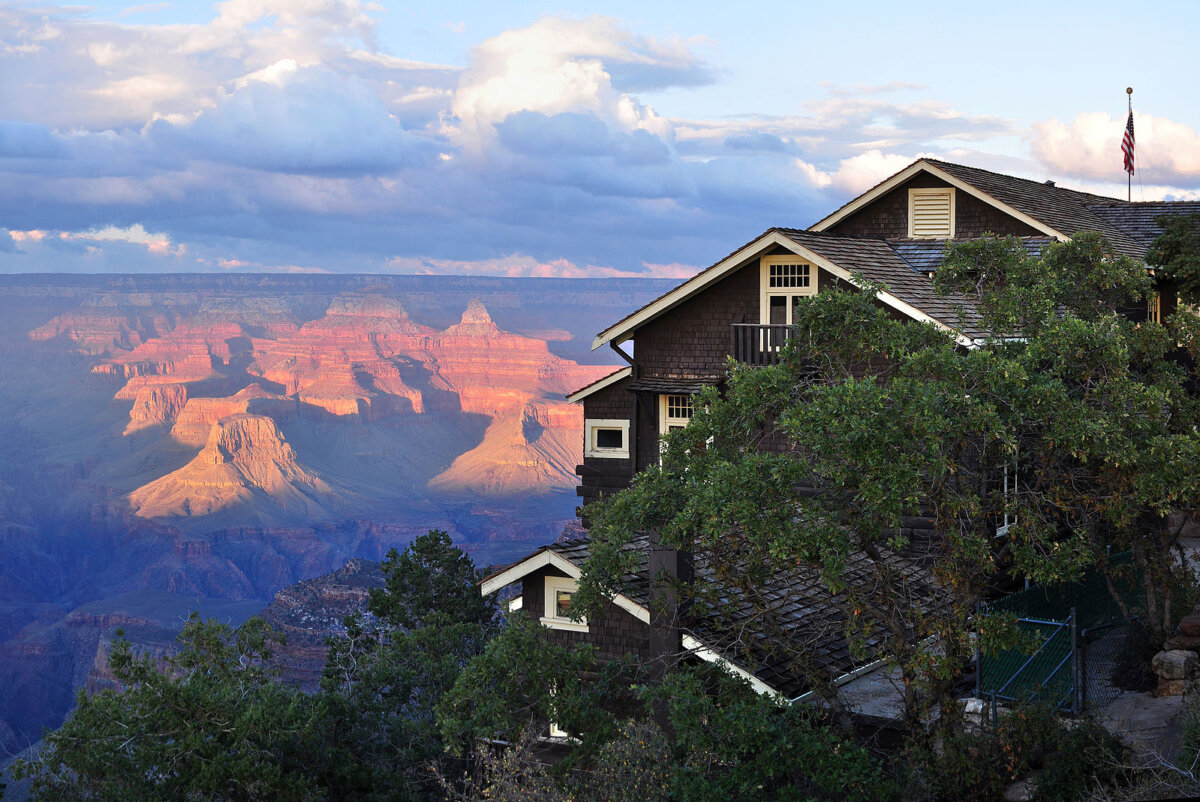 The Kolb Studio at sunset over the South Rim of the Grand Canyon. (Matanya/CC BY 2.0)