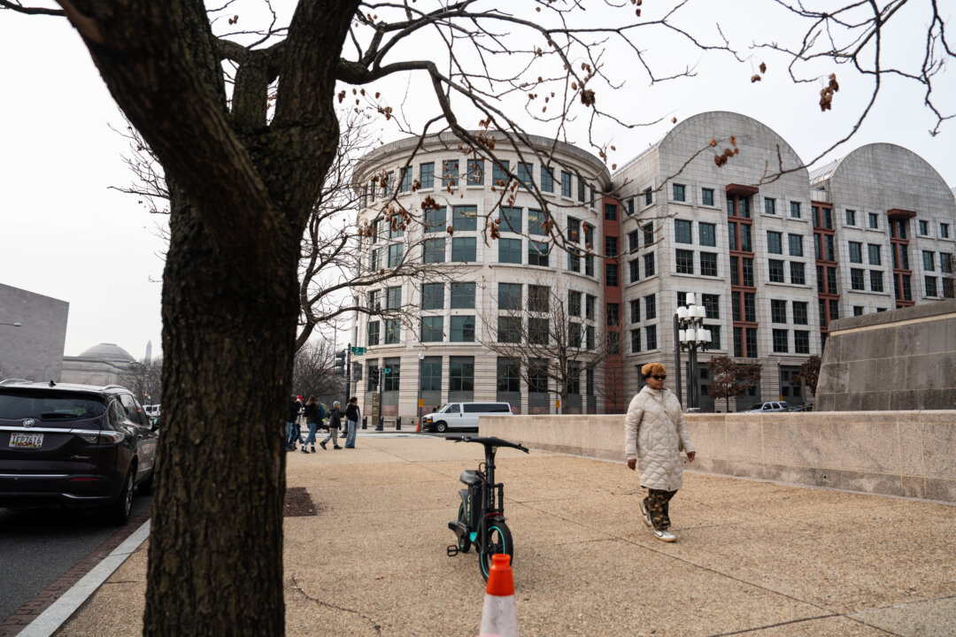  Federal Judge Blocks Hegseth’s Censure of Sen. Mark Kelly