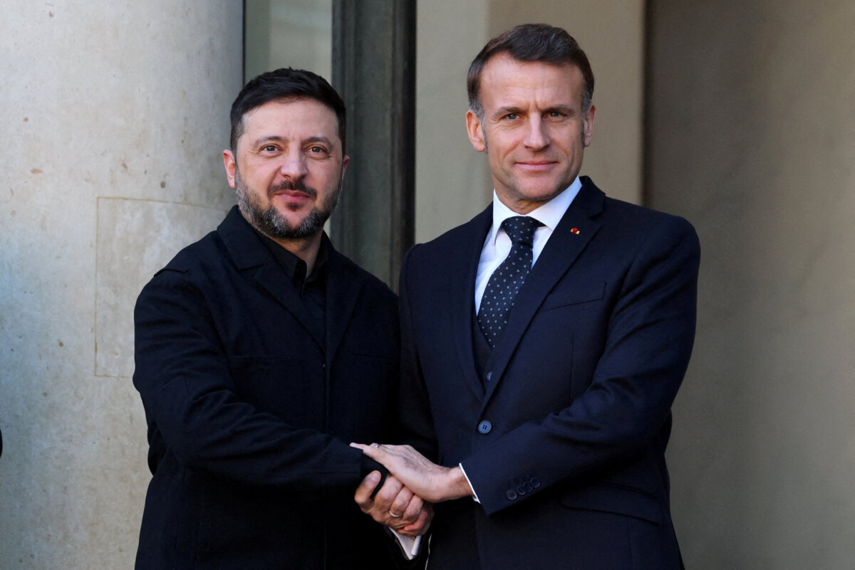 French President Emmanuel Macron shakes hands with Ukraine's President Volodymyr Zelenskyy as he arrives for a lunch meeting before a summit of the so-called "Coalition of the Willing" at the Elysee Palace in Paris, France, on Jan. 6, 2026. (Sarah Meyssonnier/Reuters)