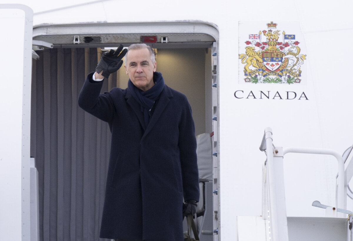 Prime Minister Mark Carney boards a government plane in Ottawa on Jan. 5, 2026. (The Canadian Press/Christinne Muschi)