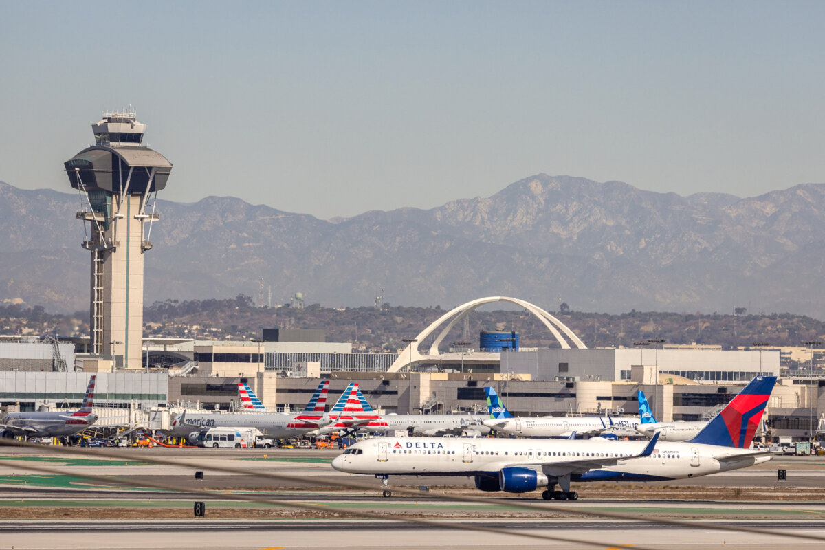 Passenger jets line up on the runway at LAX airport in Los Angeles on Nov. 21, 2024. The Federal Aviation Administration has launched a $32.5 billion overhaul of the U.S. air traffic control system, replacing radar, telecom lines, software, and other core aviation infrastructure. (John Fredricks/The Epoch Times)
