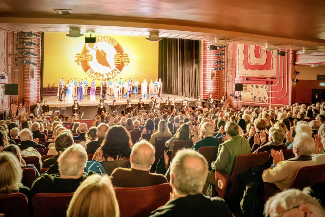 Shen Yun Performing Arts' curtain call at the New Theatre on Jan. 8, 2026. (Roger Luo)