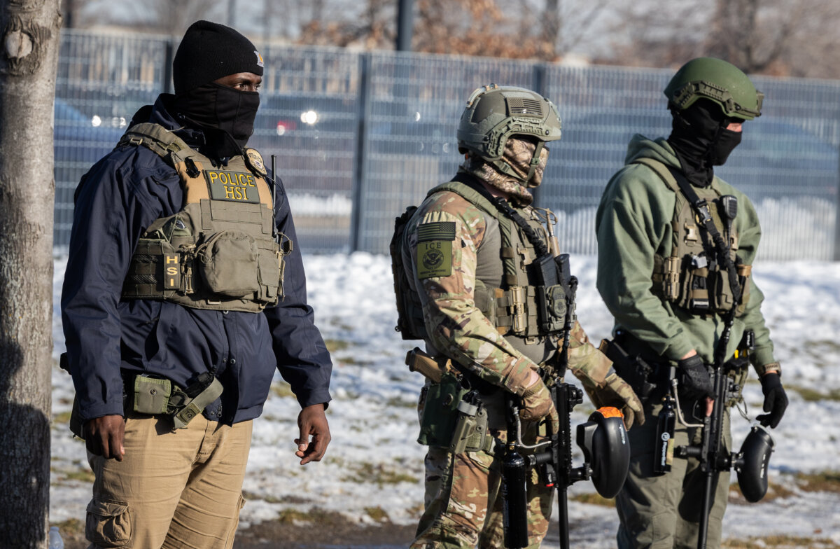 Federal officers in front of the Bishop Henry Whipple Federal Building in Minneapolis on Jan. 9, 2026. (John Fredricks/The Epoch Times)