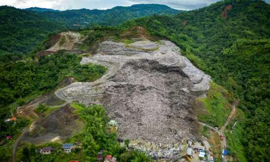 Day in Photos: Landfill Collapse, Flooding in Kosovo, and Paris Dive Show