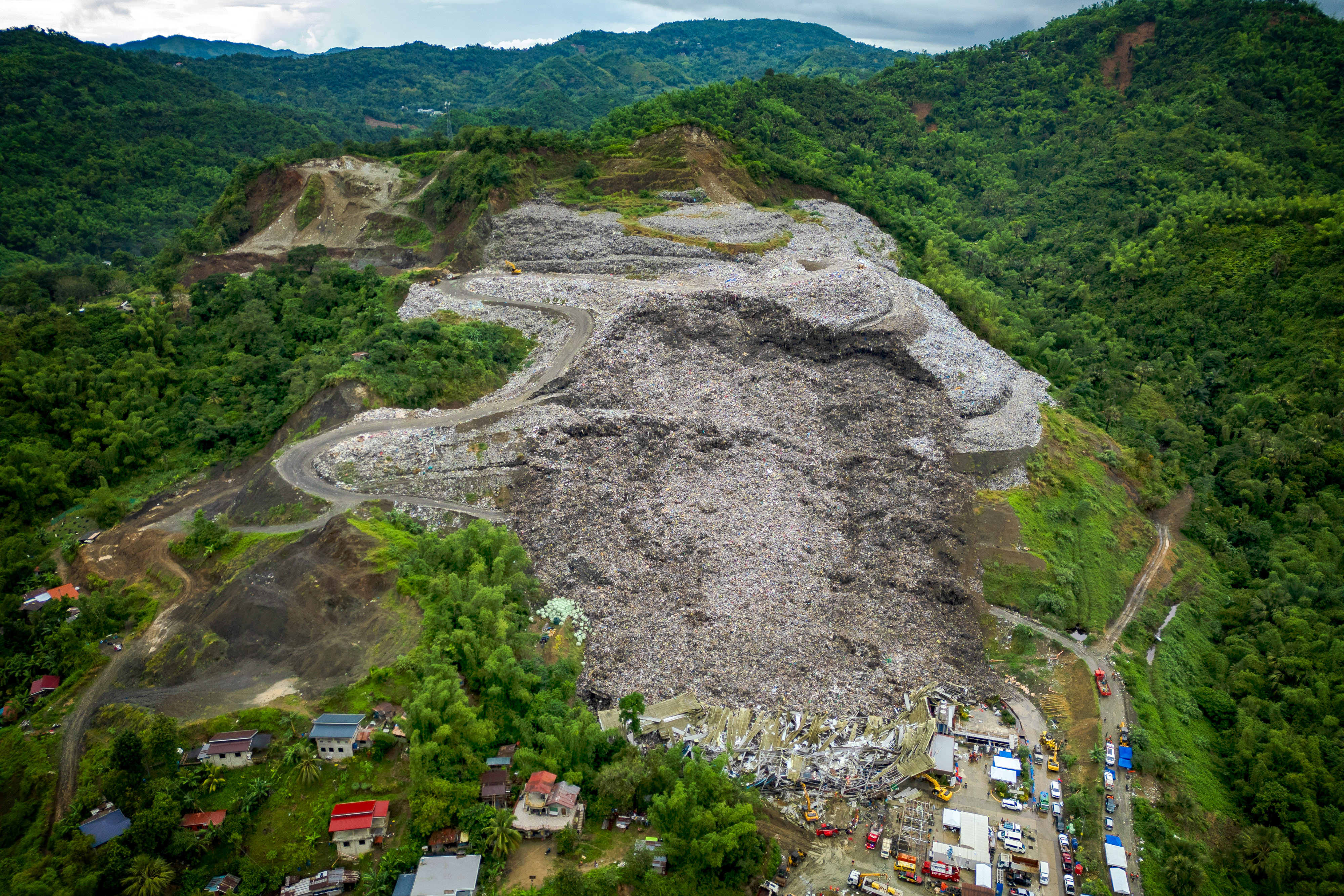 Day in Photos: Landfill Collapse, Flooding in Kosovo, and Paris Dive Show