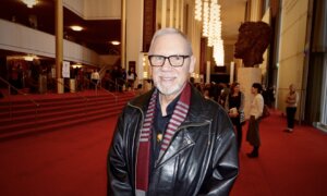 Retired Patent Lawyer Admires Shen Yun’s Amazing Patented Backdrop