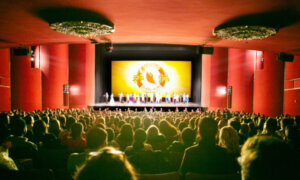 Civil Servant Likes Traditional Chinese Art in Shen Yun