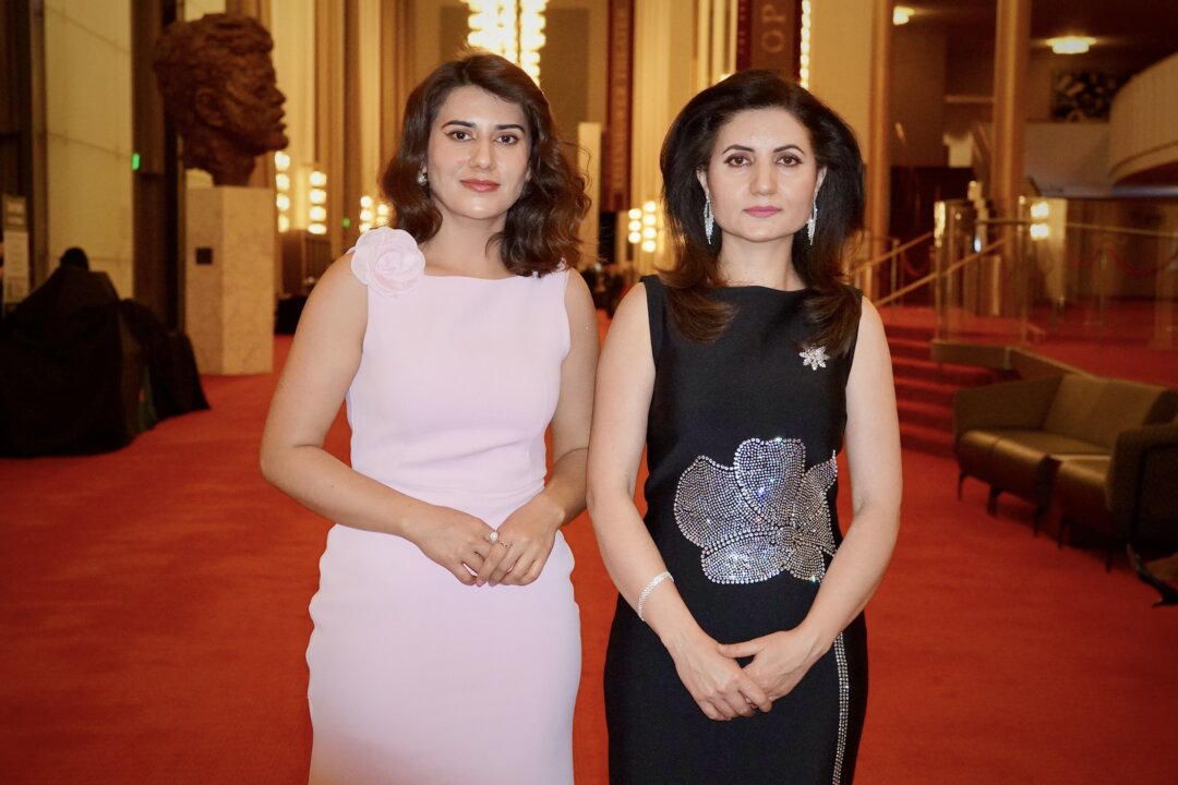 Tanya Kayhan (R), CEO of Austria-based community television station Oxus TV, and her sister, Liza Kayhan, enjoyed a Shen Yun performance at the Trump Kennedy Center Opera House in Washington, on Jan. 9, 2026. (Terri Wu/The Epoch Times)