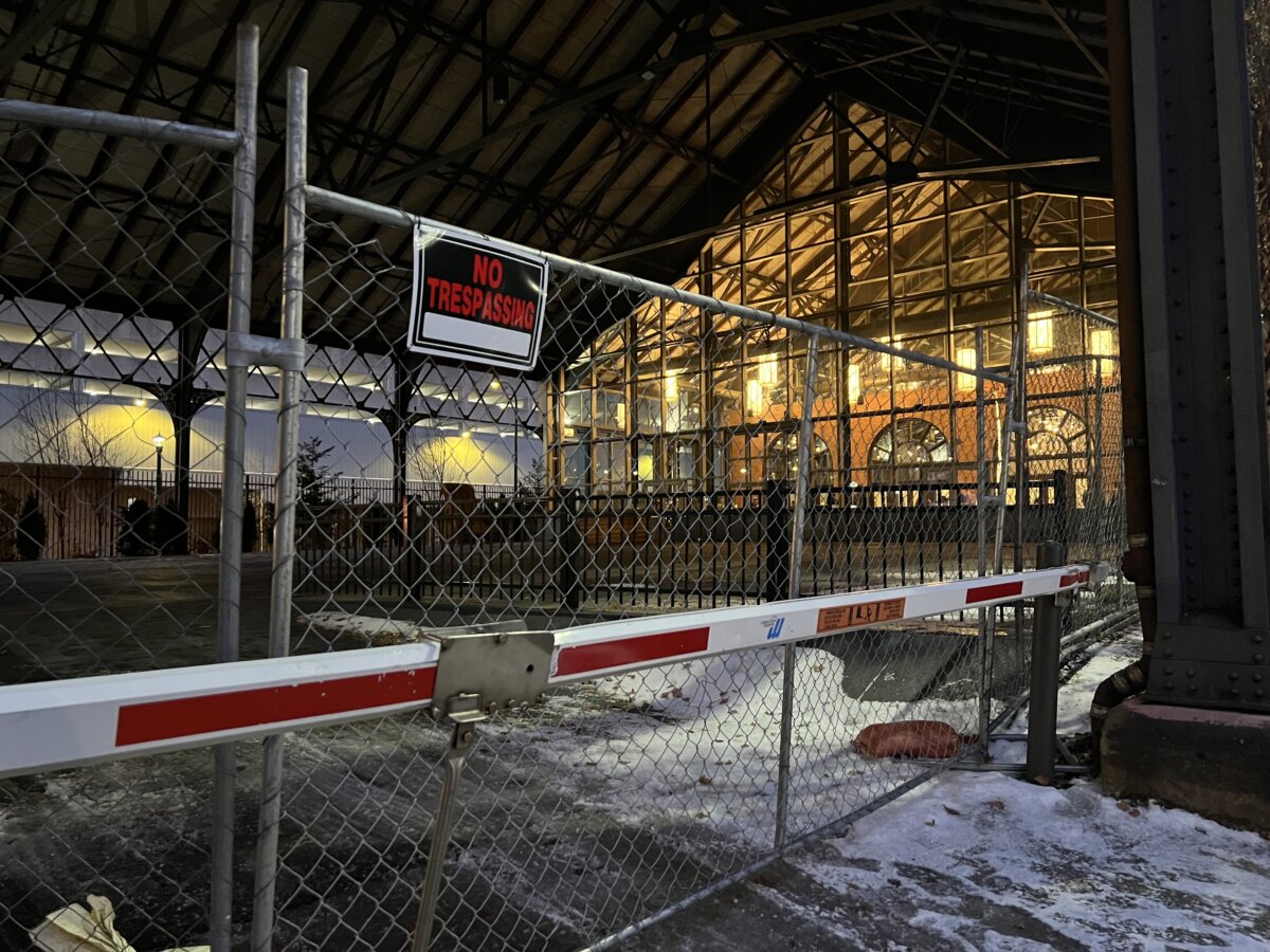 Fences and “no trespassing” signs were placed outside the Depot Renaissance Hotel in Minneapolis on Jan. 10, 2026. (Jacki Thrapp / The Epoch Times )