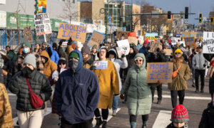 Protesters Clash with Federal Agents, Conservative Influencers Outside ICE Facility in Minnesota