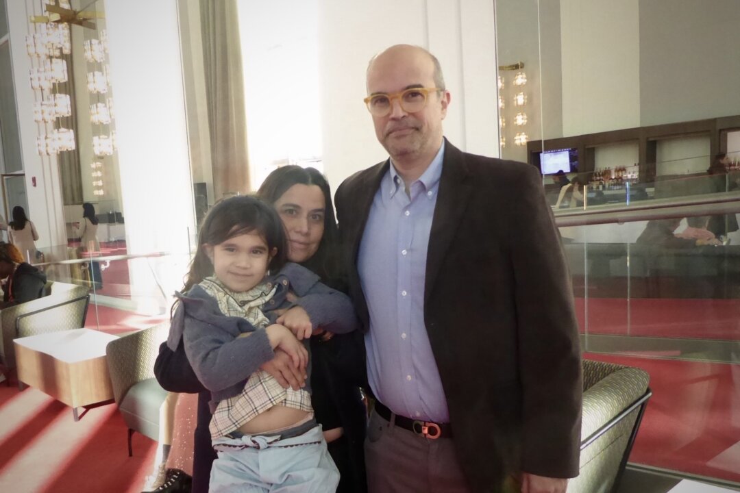 Audrey and Nelson Sosa enjoy Shen Yun Performing Arts with their daughter at the Trump Kennedy Center on Jan. 11, 2026. (Frank Liang/The Epoch Times)