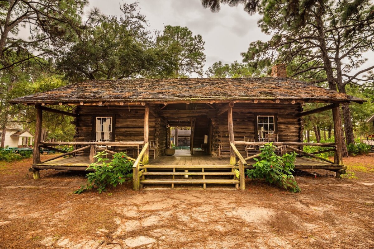 "Cracker houses" are popular dwellings in Crystal River, Fla. (Miroslav Liska/Dreamsrtime)