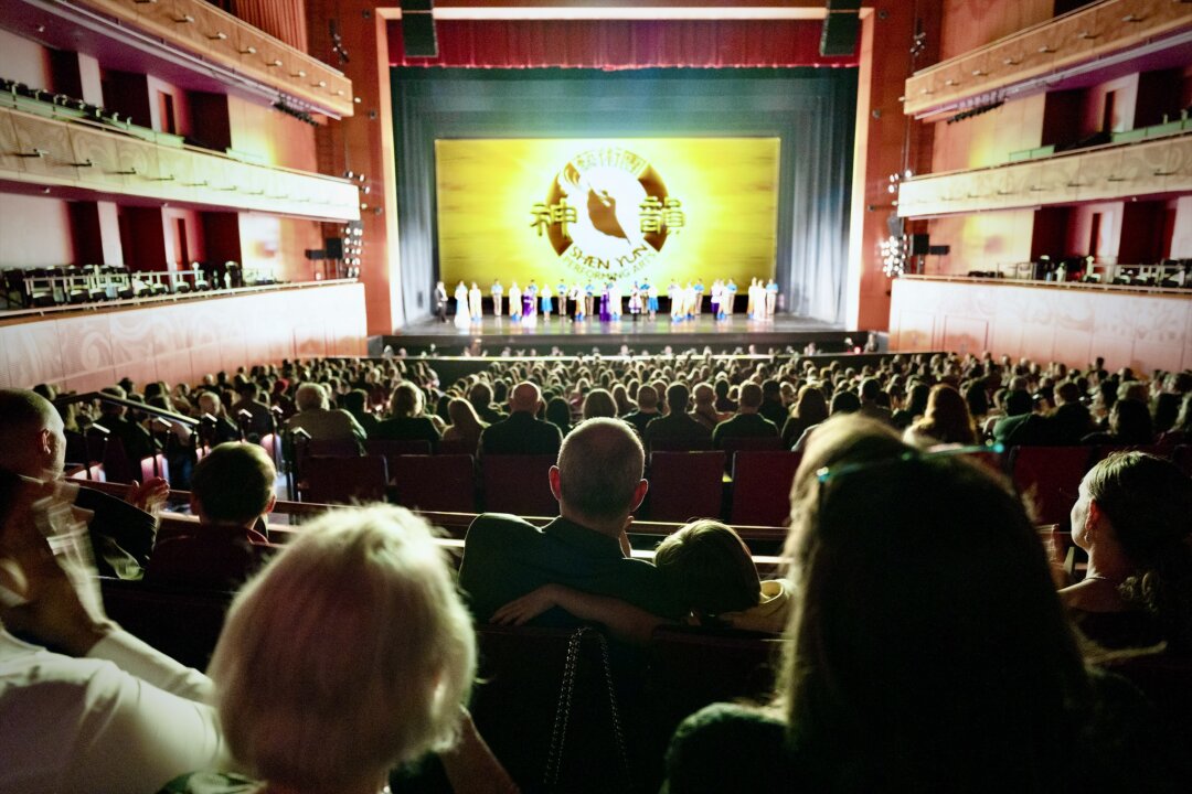 Shen Yun performing Arts' curtain call at the Tobin Center for the Performing Arts on Jan. 11, 2026. (Yang Jie/The Epoch Times)