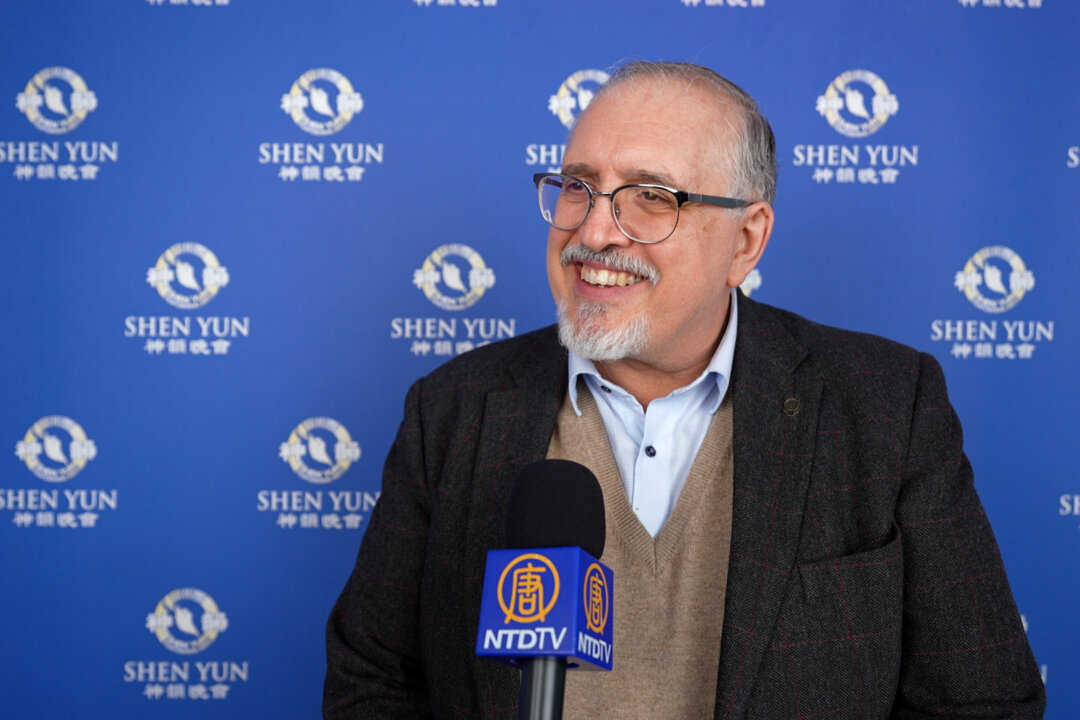 Iyad Khuja, executive director of the Association Coup de Main (ACDM), at the Shen Yun performance at the Zénith in Rouen on Jan. 12, 2026. (NTD)