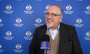 Company Director Marvels at Shen Yun Performers’ Synchronicity: ‘It Looks Like a Single Being Dancing’