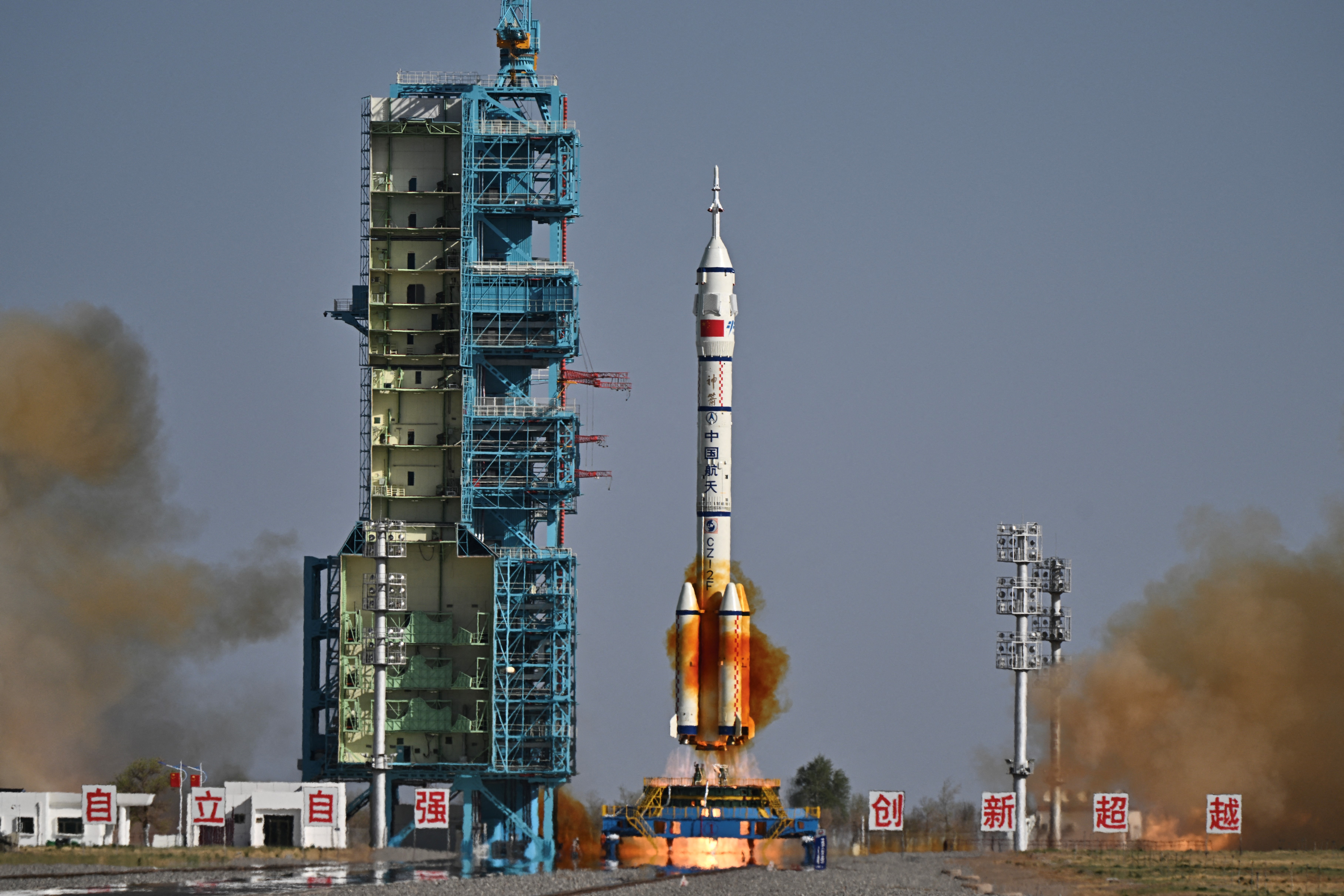 Ракета-носитель Long March-2F с космическим кораблем «Шэньчжоу-20» и экипажем из трех космонавтов стартует с космодрома Цзюцюань в пустыне Гоби на северо-западе Китая 24 апреля 2025 года. (Pedro Pardo/AFP via Getty Images)