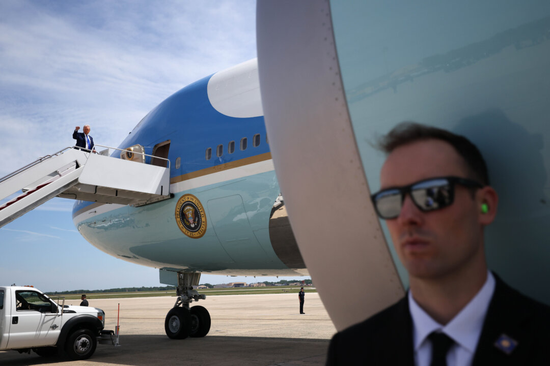 Trump’s Plane Heads Back to Joint Base Andrews Due to Electrical Issue, White House Says