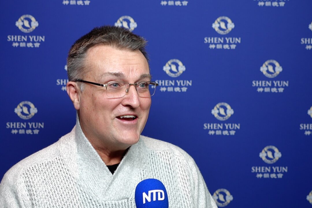 Dr. Jeff Phillips enjoyed Shen Yun' performing Arts' matinee at the Eventim Apollo on Jan. 14, 2026. (NTD)