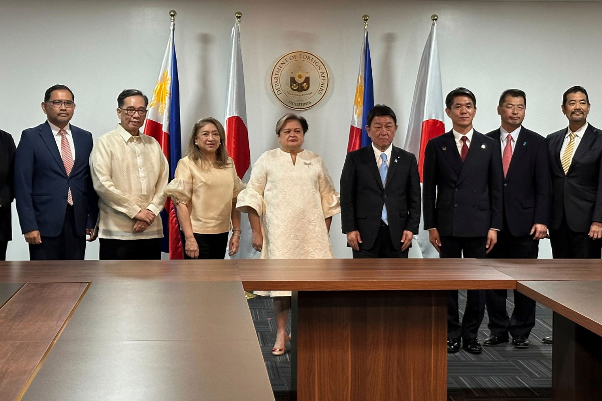 Japanese Foreign Minister Toshimitsu Motegi (center R) and Philippine Foreign Secretary Theresa Lazaro (center L) stand with their teams in Manila, the Philippines, on Jan. 15, 2026. (Joeal Calupitan/AP Photo)
