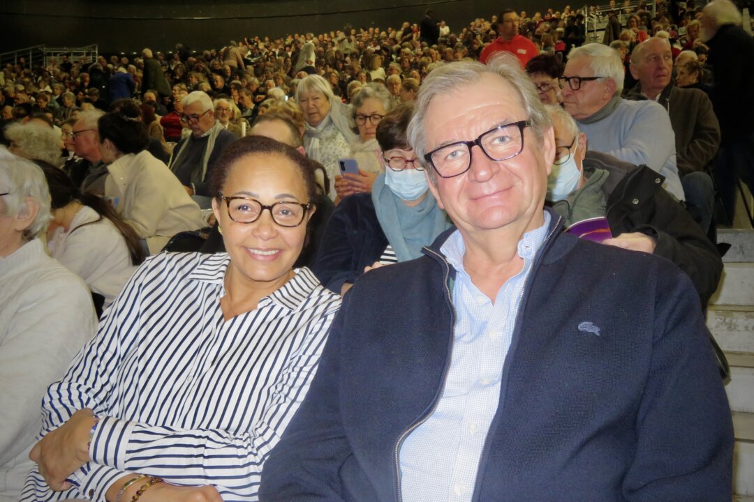 Jacqueline Rey, retired military officer, and François Duval, former owner of a construction company, at Shen Yun's fifth performance at the Zénith in Rouen on Jan. 14, 2026. (Sheng Ming/The Epoch Times)