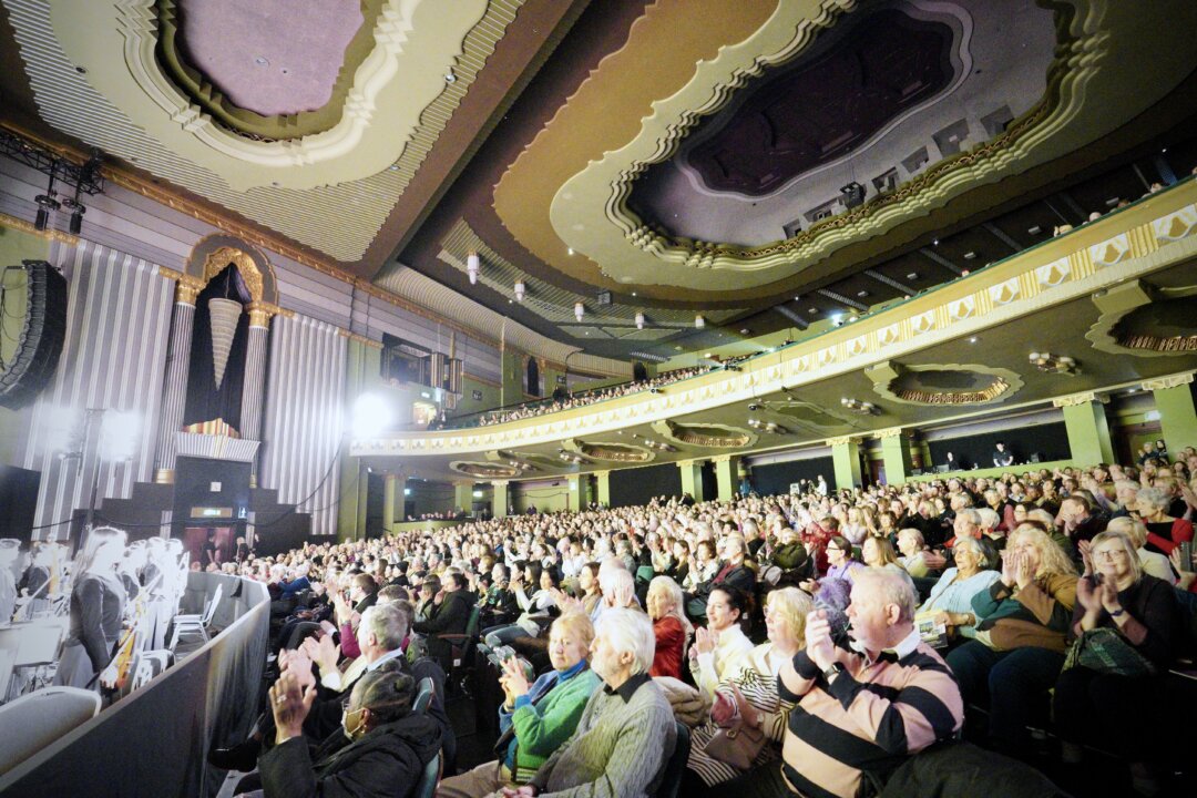 Shen Yun Performing Arts' curtain call on Jan. 15, 2026 at Eventim Apollo, in London. (Mary Man/The Epoch Times)