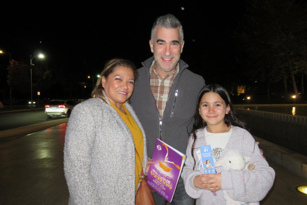 Cynthia Svidler with her husband, Mariano, and their daughter at the Younes and Soraya Nazarian Center for the Performing Arts on Jan. 16, 2026. (Linda Jiang/The Epoch Times)