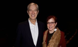 Dallas Couple Say They Love the Graceful Movements of Shen Yun Dancers