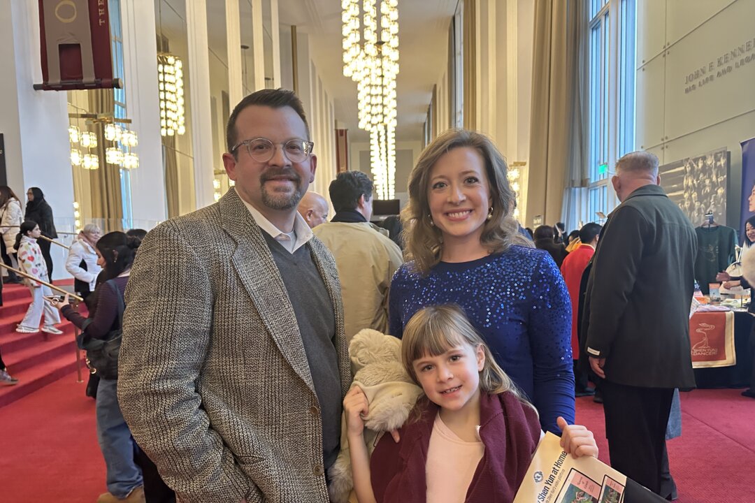 Stephanie Weidle, her daugher, and Jim Erdman see Shen Yun Performing Arts at the Trump Kennedy Center Opera House on Jan. 18, 2026. (Jenny Jing/The Epoch Times)