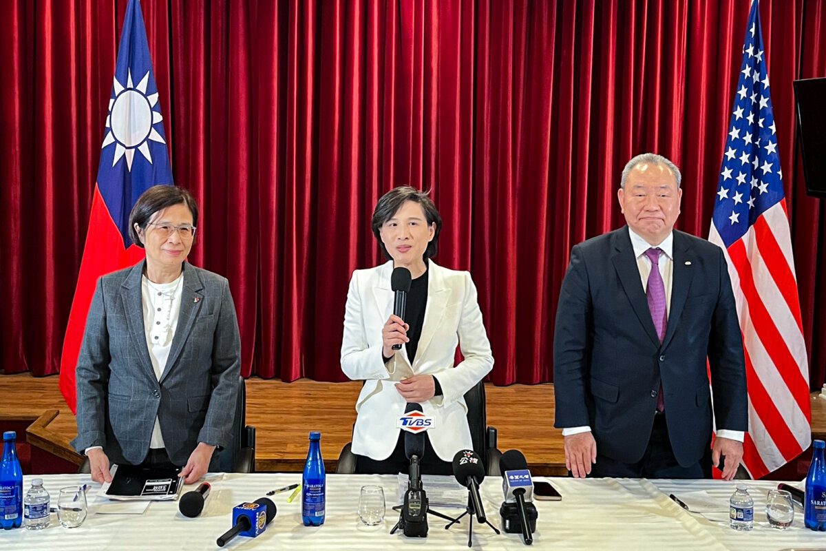 Taiwan's chief trade negotiator, Yang Jen-ni (L), Taiwanese Vice Premier Cheng Li-chiun (C), and Taiwan’s top representative to the United States, Alexander Yui (R), speak at a press conference at the Taipei Economic and Cultural Representative Office in Washington on Jan. 16, 2026. (Eva Fu/The Epoch Times)