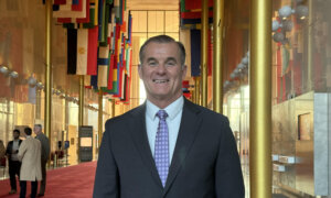 Retired US Army General Commends Shen Yun for Preserving Tradition and Exposing Totalitarianism