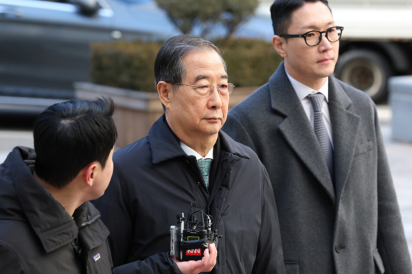 Former South Korean Prime Minister Han Duck-soo (c) arrives at the Seoul Central District Court for his first sentencing trial in the insurrection case, in Seoul, South Korea, on Jan. 21, 2026. (Chung Sung-Jun/Pool Photo via AP)