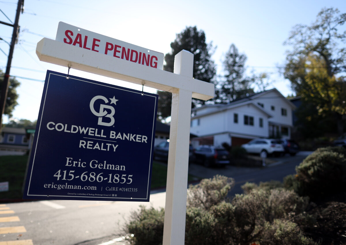 A “sale pending” sign is posted in front of a home in San Anselmo, Calif., on Nov. 30, 2023. (Justin Sullivan/Getty Images)