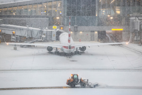 US Storm Leaves Over 880,000 Without Power, 10,000 Flights Canceled