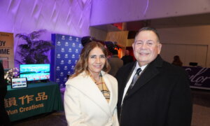 Law Enforcement Official Amazed at Shen Yun’s Backdrop: It ‘Was Phenomenal”