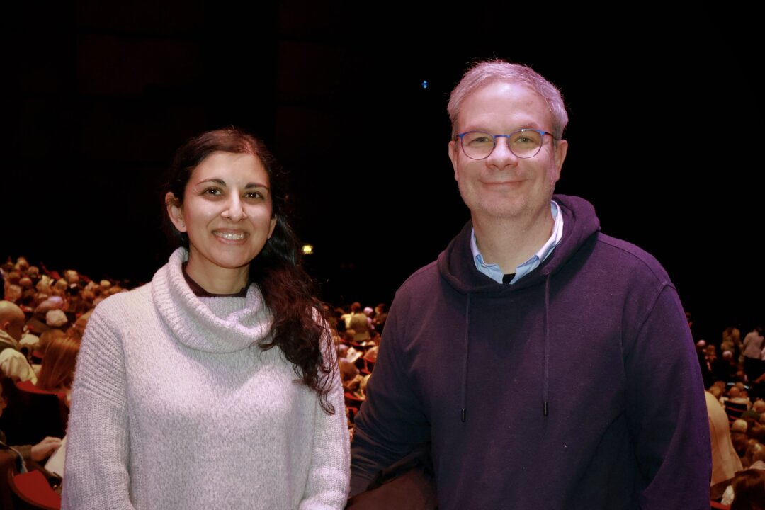Astrophysicists Savita Mathur and Rafael Garcia experienced Shen Yun on Sunday, Jan. 25, 2026, in Paris. (Zhang Ni/The Epoch Times)
