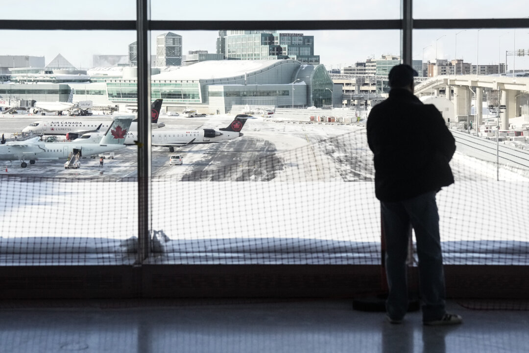 Cover image for Air Travel Recovery Ramps up After Snow Blast, but Thousands Still Face Cancellations