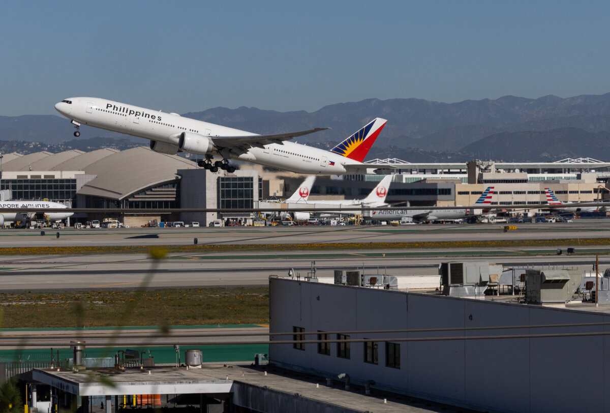 A plane takes off from Los Angeles International Airport, on Jan. 27, 2026. (John Fredricks /The Epoch Times)