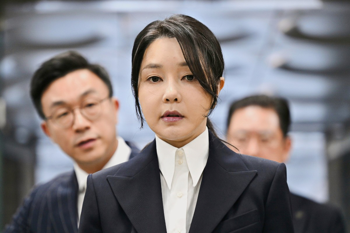 South Korea's former first lady, Kim Keon Hee, wife of former president Yoon Suk Yeol, arrives at a court to attend a hearing to review her arrest warrant requested by special prosecutors, in Seoul, South Korea, on Aug. 12, 2025. (Jung Yeon-je/Pool Photo via AP)