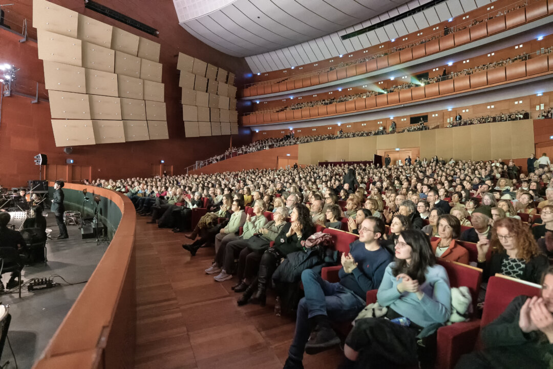 On the afternoon of Jan. 25, 2026, Shen Yun New York Company held its fourteenth ─ the final show of the year in Milan at the Teatro degli Arcimboldi, once again drawing a full house. (Leo Botnarenko/The Epoch Times) 