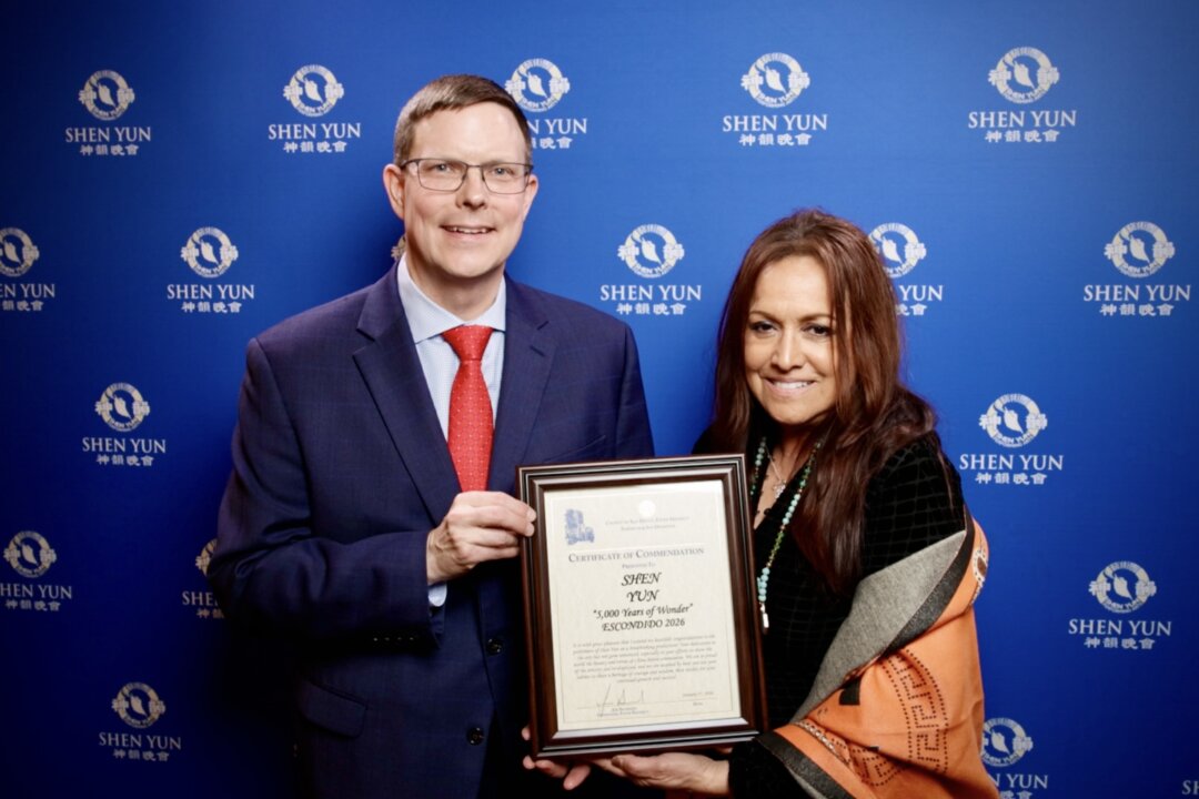 Adrienne Cisneros-Selekman (R), San Diego county community liaison, presented Shen Yun Performing Arts with a certificate of commendation at the California Center for the Arts on Jan. 28, 2026. (NTD)
