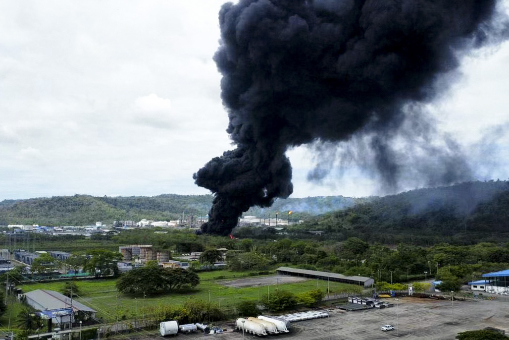 Day in Photos: Refinery on Fire, Rally in Bangkok, and Ice Floating in Russia