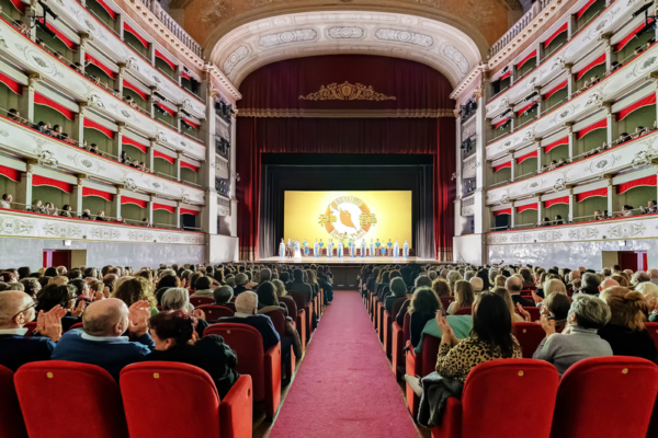 Shen Yun’s New York Company's curtain call at Livorno’s Teatro Goldoni, Italy, for its first local, sold-out performance, on Jan. 27, 2026. (Gabriele Bruno/The Epoch Times)