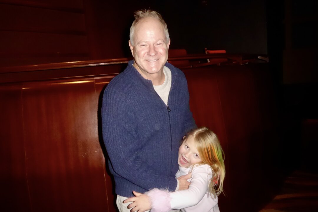 David Edwards with his granddaughter; they enjoyed Shen Yun at Cobb Energy Performing Arts Centre on Feb. 1, 2026. (Frank Liang/The Epoch Times)